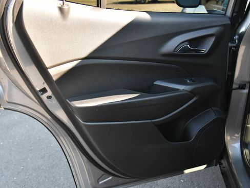 Used 2025 Chevrolet Trax LT w/ LT Convenience Package image 33