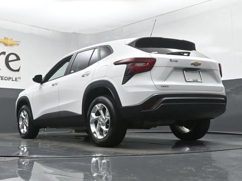 Used 2024 Chevrolet Trax LS w/ LS Convenience Package FWD image 5