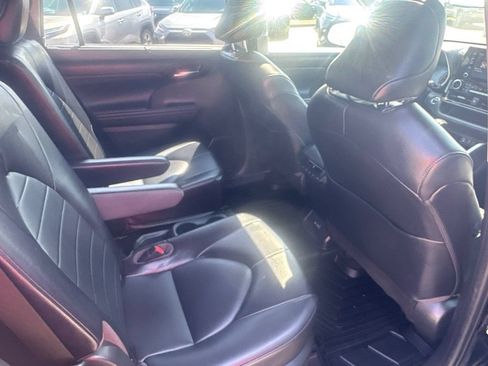 Used 2022 Toyota Highlander XLE AWD/4WD image 34