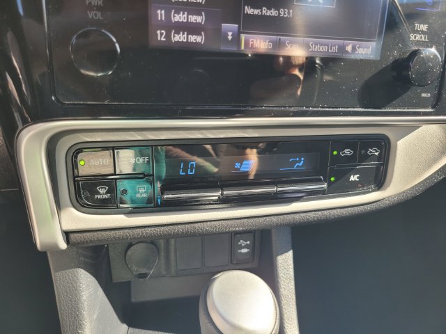 Used 2017 Toyota Corolla LE FWD image 23