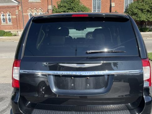 Used 2014 Chrysler Town & Country Touring w/ Driver Convenience Group FWD image 4