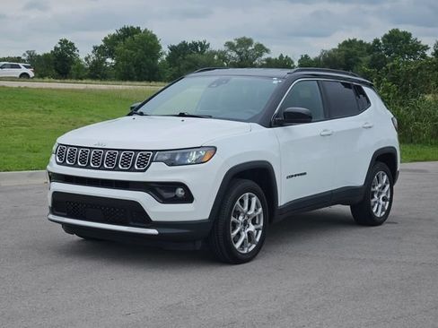 Used 2025 Jeep Compass Limited AWD/4WD image 3