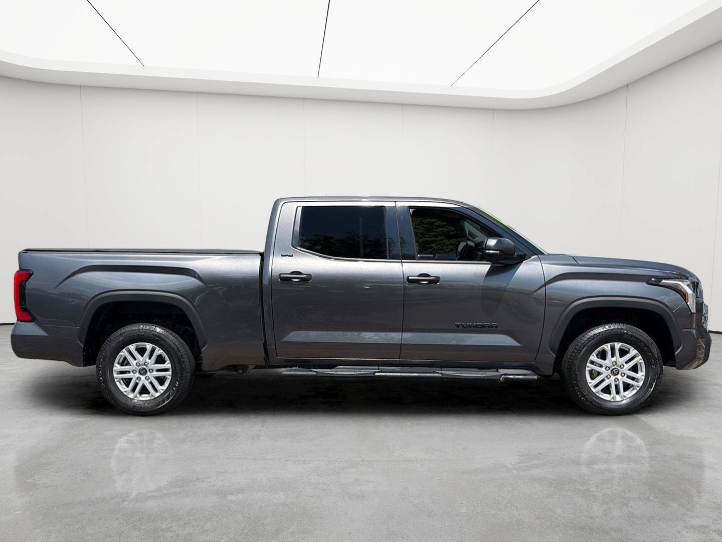 Used 2022 Toyota Tundra SR5 w/ SR5 Convenience Package AWD/4WD image 10