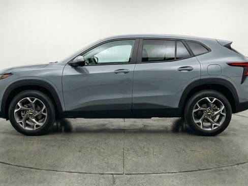 Used 2025 Chevrolet Trax LT w/ LT Convenience Package image 5