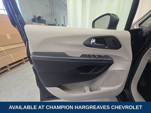 Used 2023 Chrysler Pacifica Touring-L FWD image 30