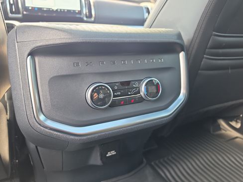 Used 2025 Ford Expedition Platinum w/ Stealth Performance Package AWD/4WD image 17