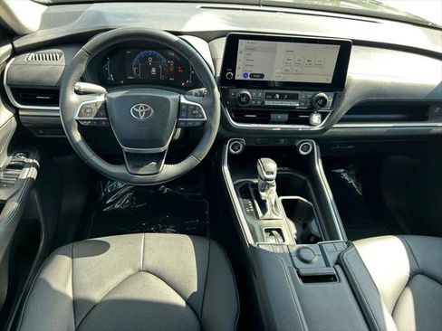 Certified 2025 Toyota Grand Highlander FWD image 17
