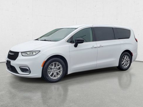 Used 2024 Chrysler Pacifica Touring-L FWD image 4