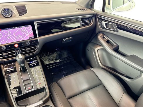 Used 2025 Porsche Macan image 21