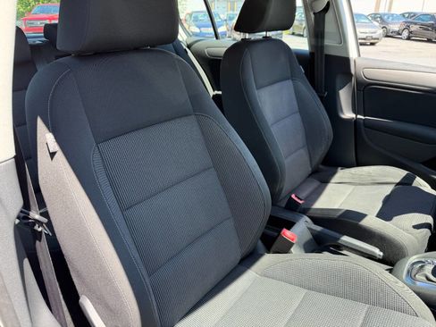 Used 2010 Volkswagen Golf 4-Door FWD image 35