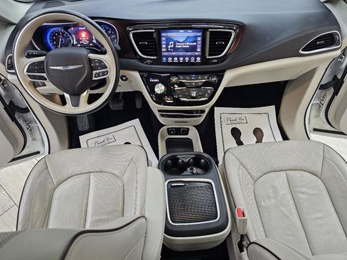 Used 2019 Chrysler Pacifica Limited w/ Tire & Wheel Group FWD image 29