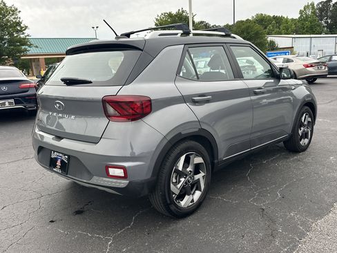 Used 2023 Hyundai Venue Limited FWD image 8