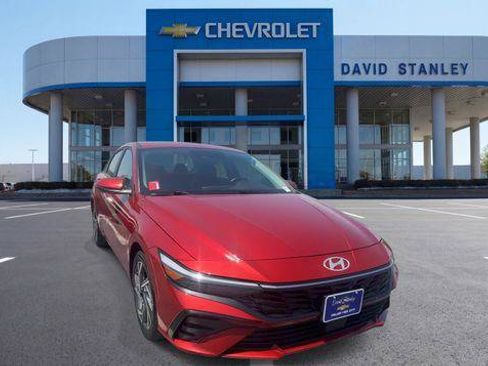 Used 2025 Hyundai Elantra Limited FWD image 2