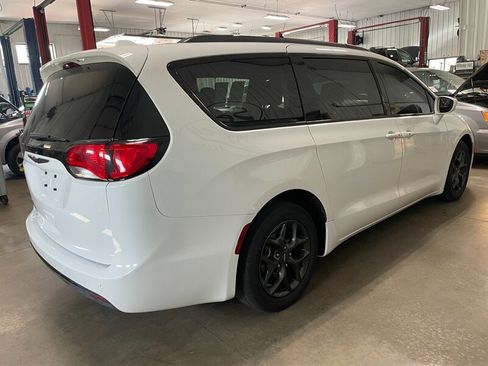 Used 2018 Chrysler Pacifica Touring-L Plus w/ S Appearance Package FWD image 6