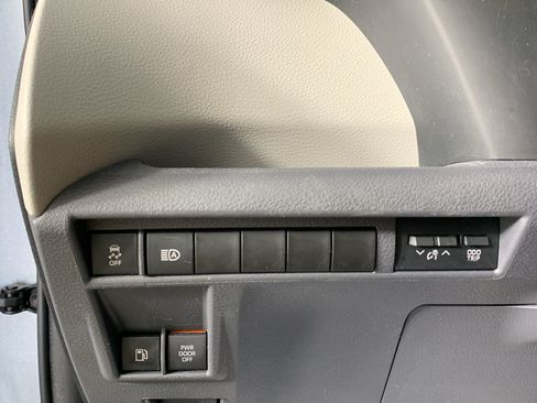 Used 2023 Toyota Sienna XLE FWD image 16