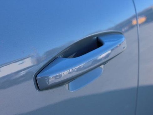 Used 2025 Volvo XC40 B5 Plus image 9