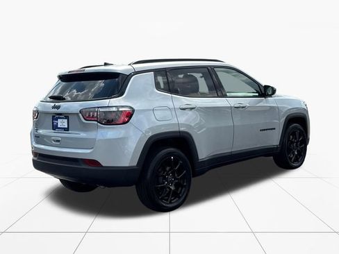 Used 2025 Jeep Compass Latitude w/ Convenience Group AWD/4WD image 6