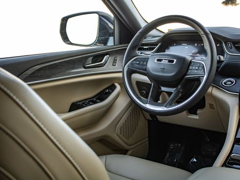 Used 2024 Jeep Grand Cherokee Limited image 37