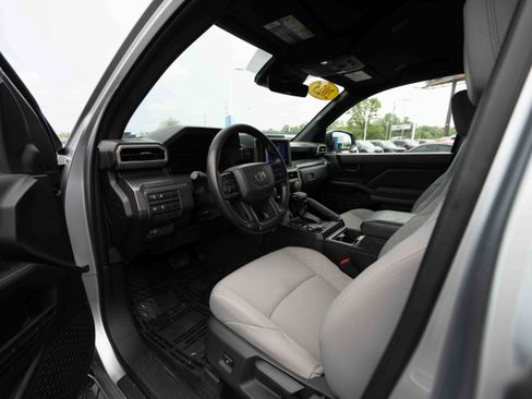 Used 2025 Toyota Tacoma SR5 AWD/4WD image 8