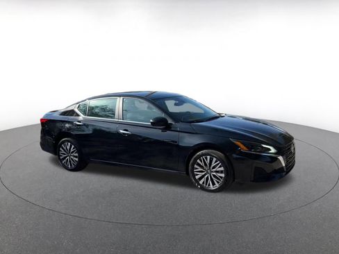 Used 2025 Nissan Altima 2.5 SV image 2