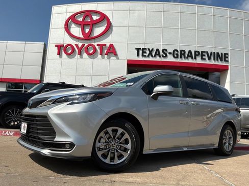 Used 2025 Toyota Sienna XLE FWD image 2