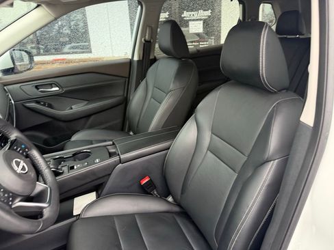 Used 2023 Nissan Rogue SL w/ SL Premium Package image 3