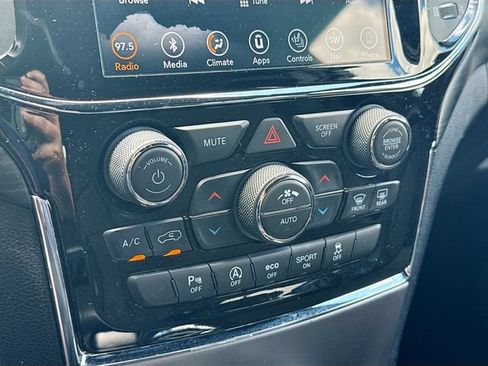Used 2019 Jeep Grand Cherokee Laredo AWD/4WD image 23