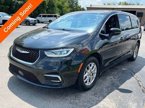 Used 2024 Chrysler Pacifica Touring FWD image 4