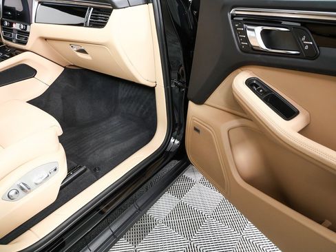 Certified 2025 Porsche Macan image 27