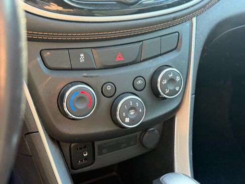 Used 2022 Chevrolet Trax LT w/ LT Convenience Package FWD image 11