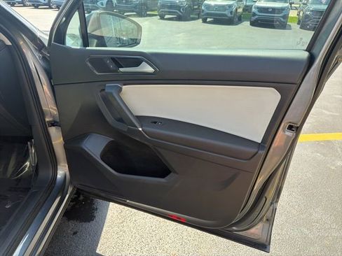 Used 2018 Volkswagen Tiguan SEL FWD image 30