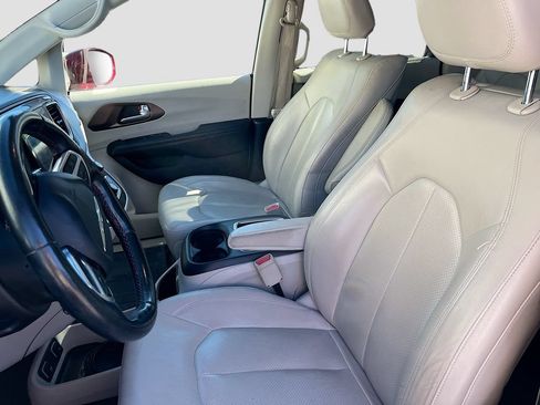 Used 2018 Chrysler Pacifica Touring-L Plus FWD image 21