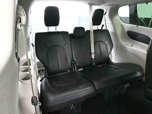 Used 2021 Chrysler Pacifica Touring-L image 43