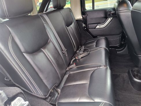 Used 2014 Jeep Wrangler Unlimited Rubicon image 32