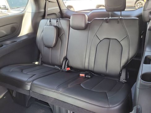 New 2026 Chrysler Pacifica Select image 12