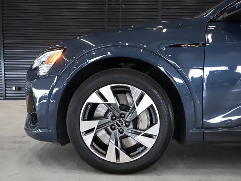 Used 2022 Audi e-tron Premium w/ Convenience Plus Package image 4
