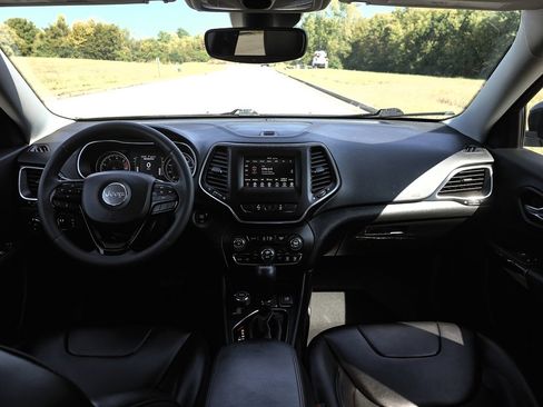 Used 2020 Jeep Cherokee Latitude Plus image 2