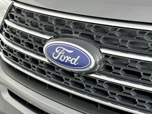 Used 2023 Ford Explorer XLT w/ Equipment Group 202A AWD/4WD image 9