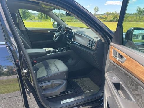 Used 2024 Volkswagen Atlas SE w/ Panoramic Sunroof Package AWD/4WD image 8