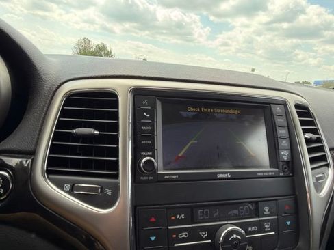 Used 2012 Jeep Grand Cherokee Laredo AWD/4WD image 12