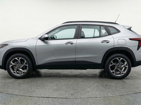 Used 2025 Chevrolet Trax LT w/ LT Convenience Package FWD image 3