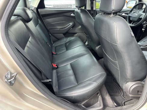 Used 2018 Ford Focus SE w/ SE Appearance Package image 11