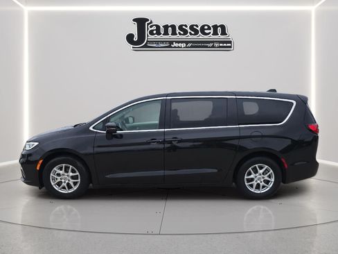 Used 2023 Chrysler Pacifica Touring-L FWD image 2