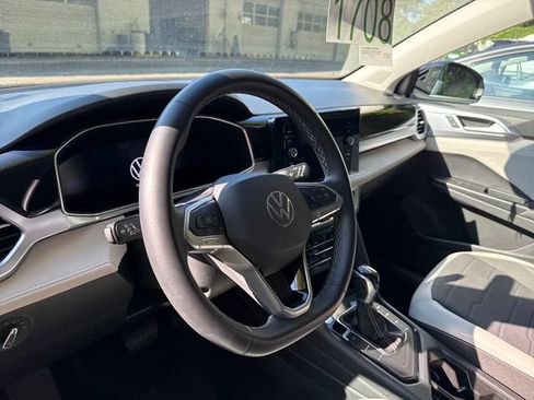 Used 2025 Volkswagen Taos SE FWD image 16