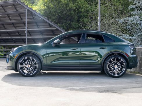 Certified 2025 Porsche Macan Electric image 2
