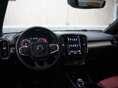 Used 2019 Volvo XC40 T5 Inscription image 11