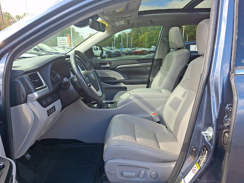 Used 2019 Toyota Highlander Limited Platinum AWD/4WD image 14