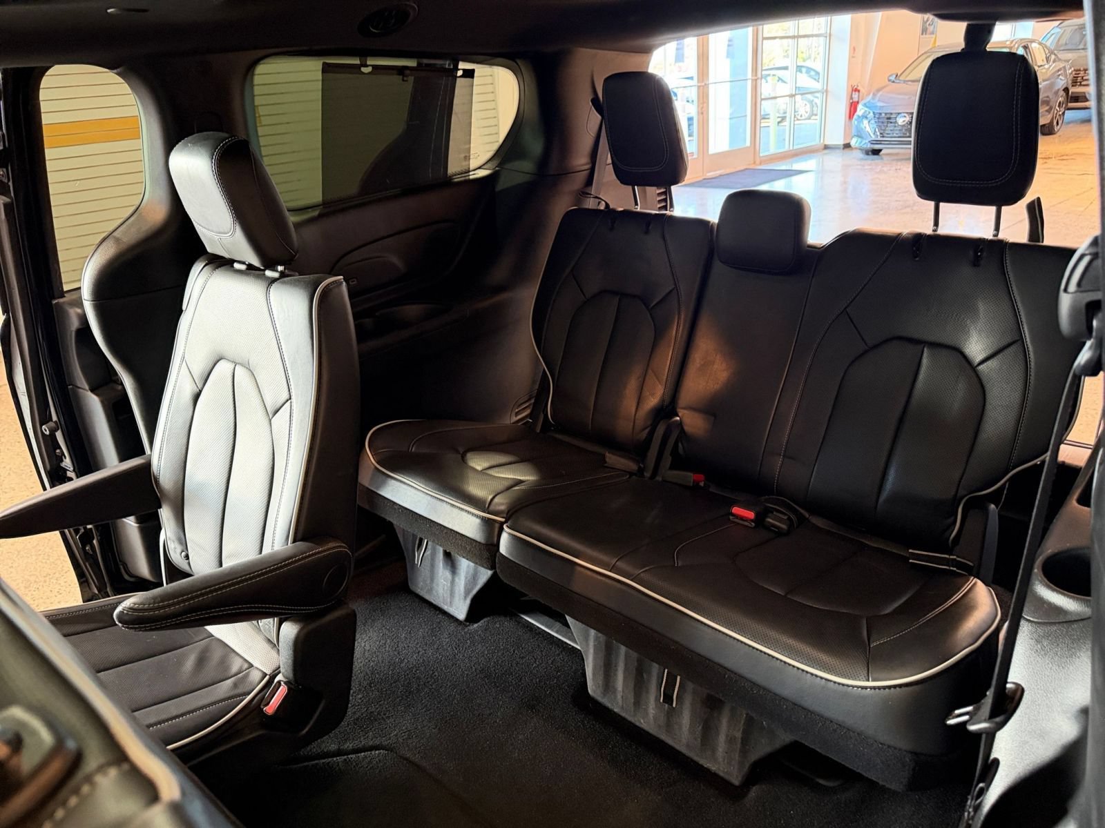 Used 2025 Chrysler Pacifica Limited FWD image 31