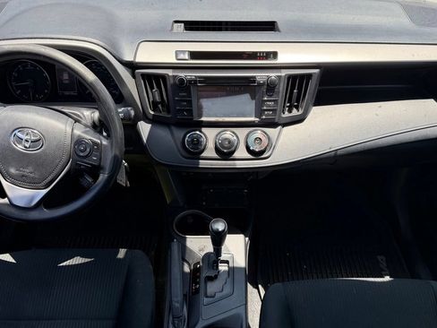 Used 2018 Toyota RAV4 LE FWD image 9