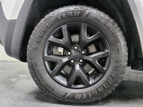 Used 2018 Jeep Cherokee Trailhawk w/ Cold Weather Group AWD/4WD image 6